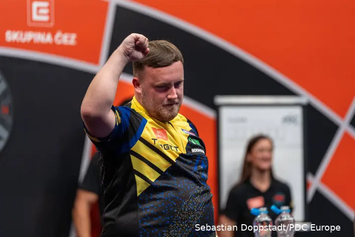 Luke Littler holds fist in the air.