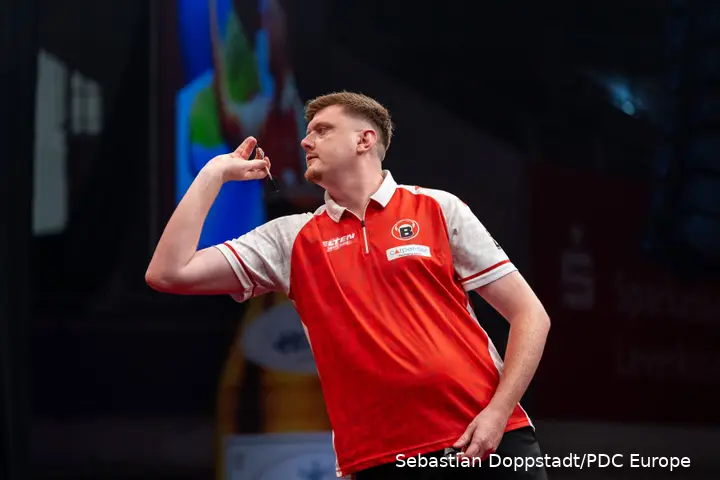 Niko Springer throws a dart