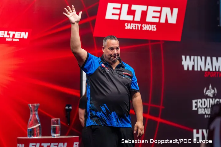 Jermaine Wattimena grüßt das Publikum