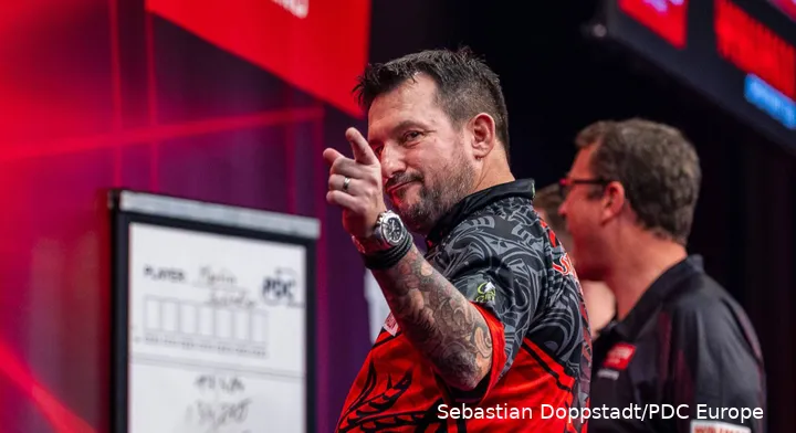 Jonny Clayton führt die Premier-League-Tabelle aktuell an – doch Verfolger Luke Littler sitzt dem Waliser vier Spieltage vor den Play-offs dicht im Nacken