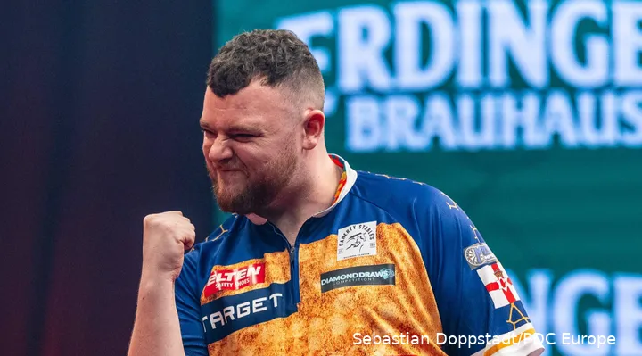 Josh Rock ballt die Faust in Richtung Publikum