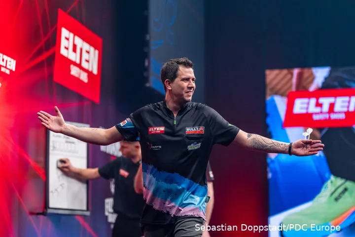 Michael Unterbuchner feiert nach seinem 6:5-Decidersieg gegen William O’Connor emotional mit den Fans im Sindelfinger Glaspalast seinen zweiten European-Tour-Erfolg