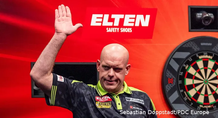 Michael van Gerwen winkt in Richtung Publikum.