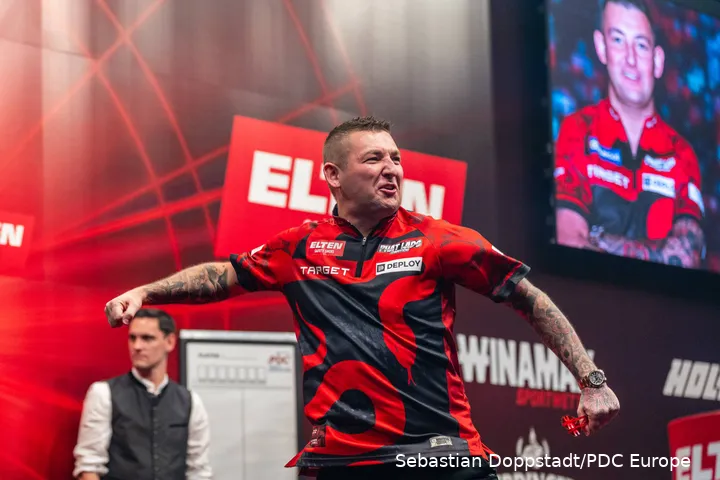 Nathan Aspinall als Champion in München.