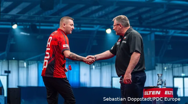 Nathan Aspinall &amp;amp;amp; James Wade schüttelten sich die Hand.