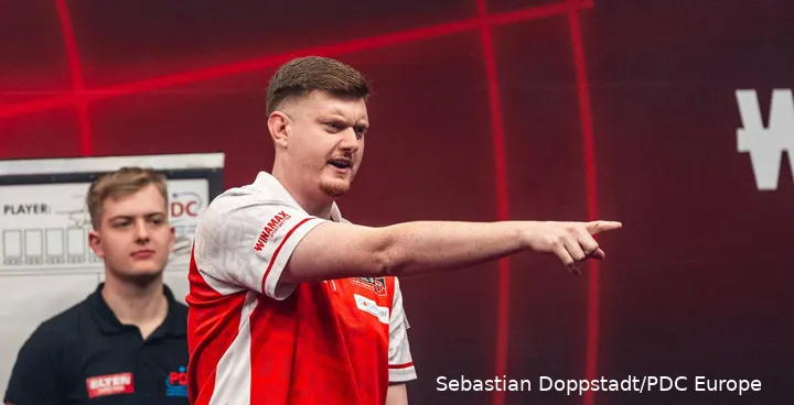 Niko Springer setzte sich in Runde eins des German Darts Grand Prix im Zenith München im Decider mit 6:5 gegen Jan Schmidt durch