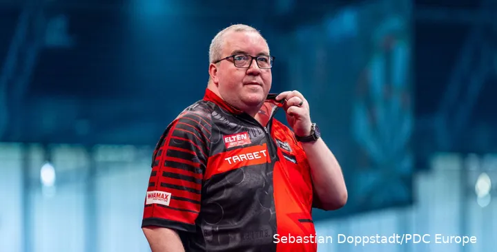 Stephen Bunting zupft am Kragen seines Trikots und blickt in die Ferne.
