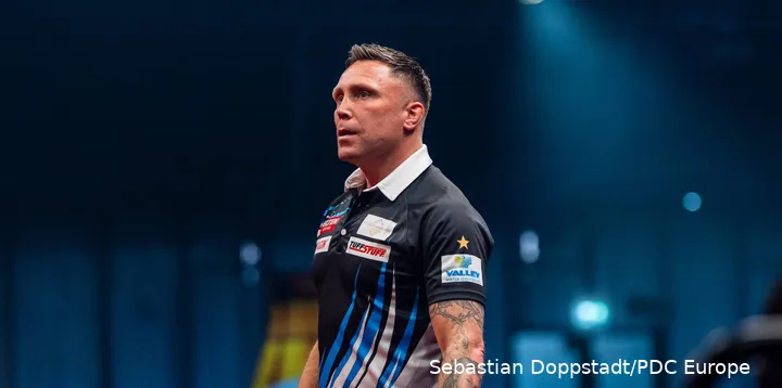 Gerwyn Price schaut aufmerksam.
