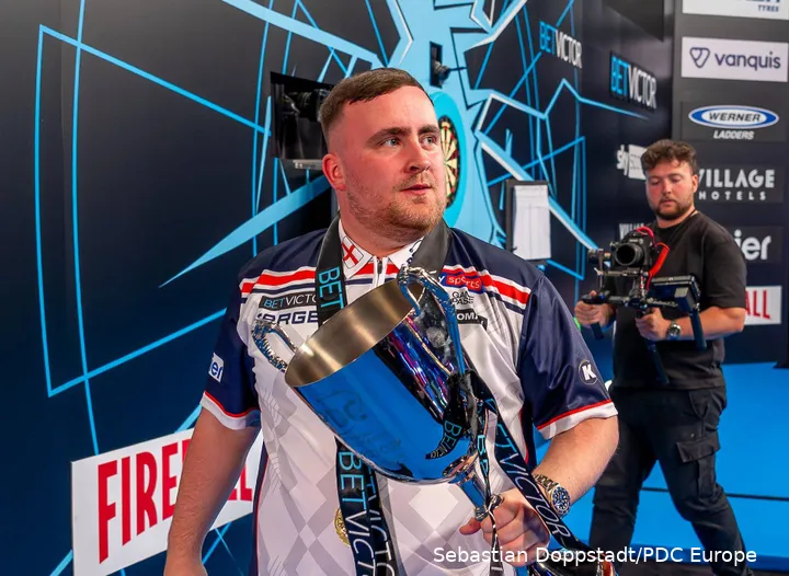 Luke Littler feiert den Gewinn des World Cup of Darts 2026 für England-8