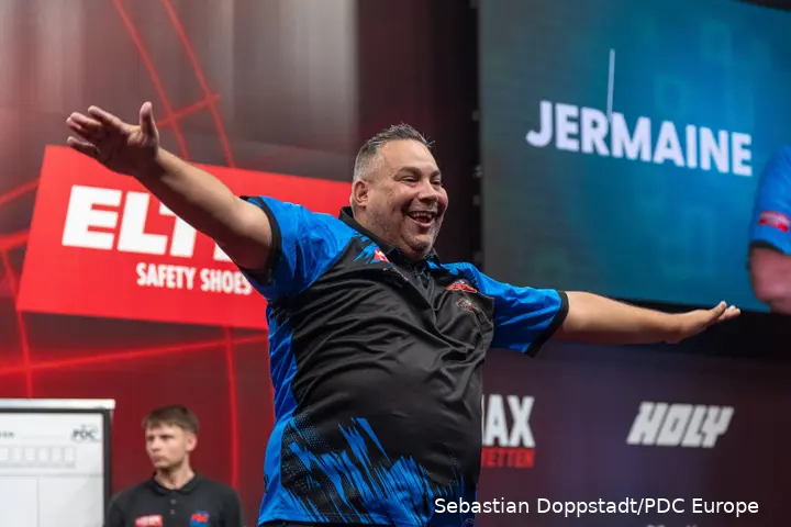Jermaine Wattimena gleitet am Oche.
