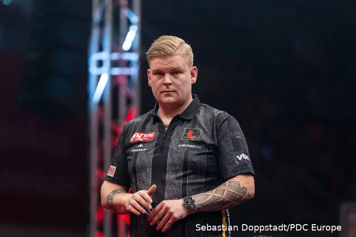 Mike De Decker starrt vor sich hin