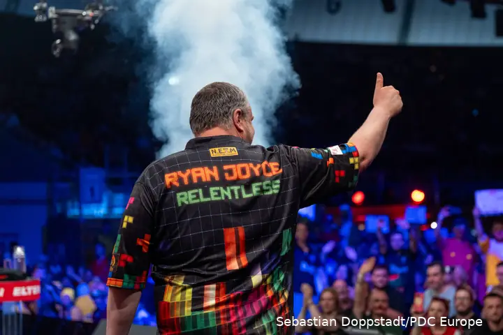 Ryan Joyce grüßt in Richtung Publikum.