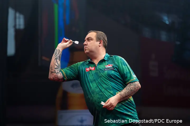 Kim Huybrechts wirft Dart.