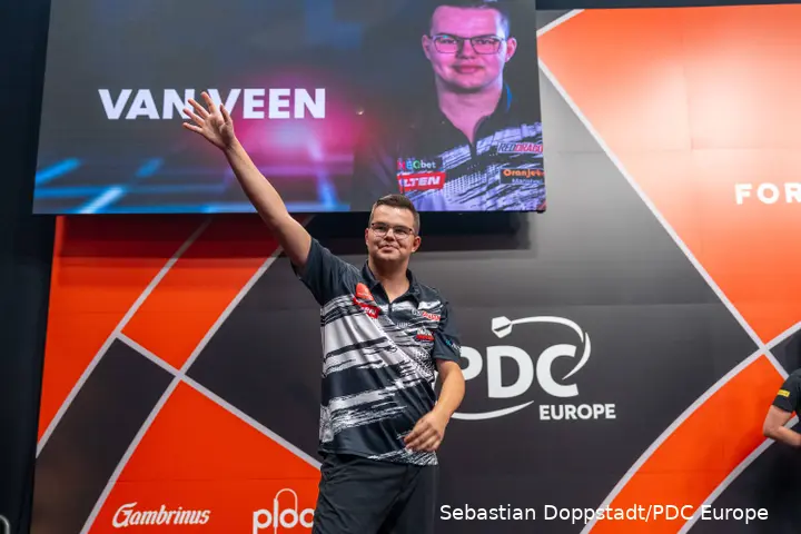 Gian van Veen winkt in Richtung Publikum.