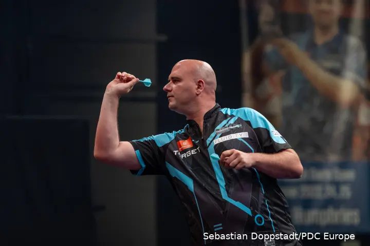 Rob Cross wirft einen Dart.
