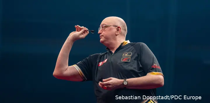 Andrew Gilding gooit een dartpijl