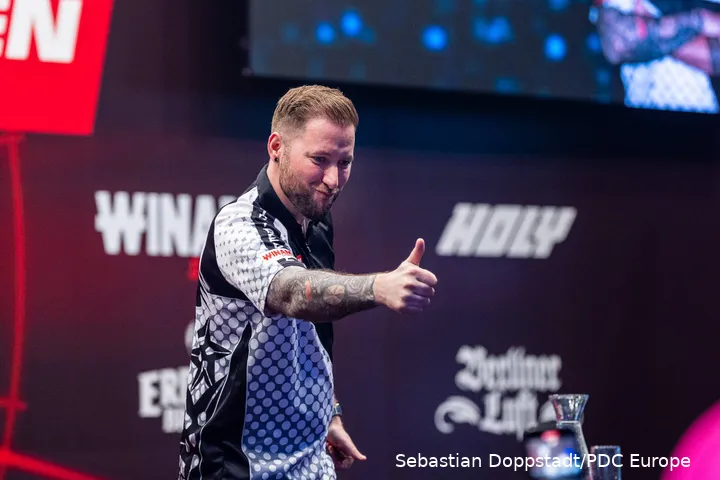 Danny Noppert steekt zijn duim omhoog naar het publiek