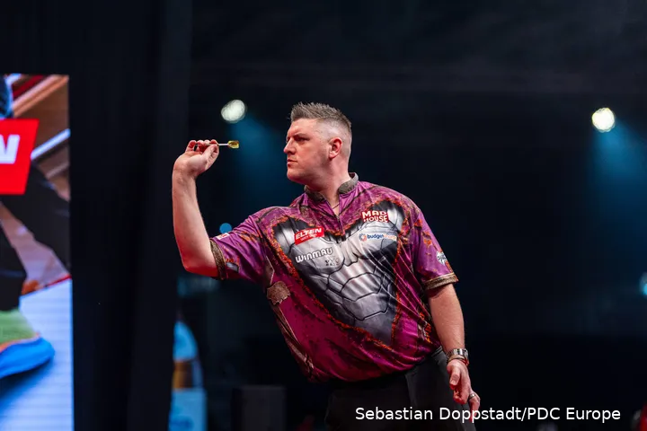 Daryl Gurney in actie op het podium