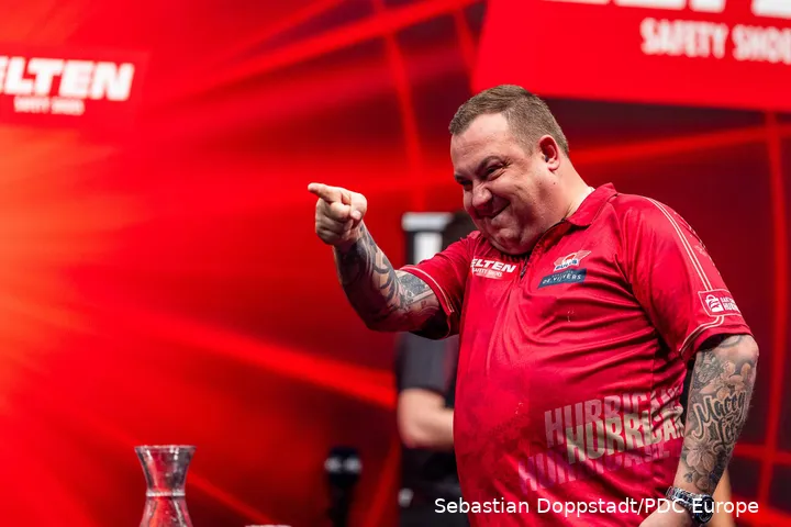 Kim Huybrechts wijst met zijn vinger