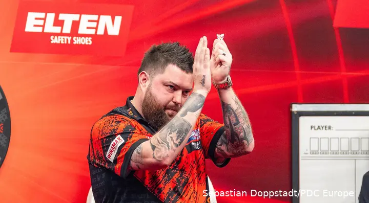 Michael Smith klapt naar het publiek