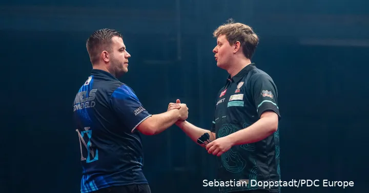 Niels Zonneveld en Kevin Doets schudden elkaar de hand