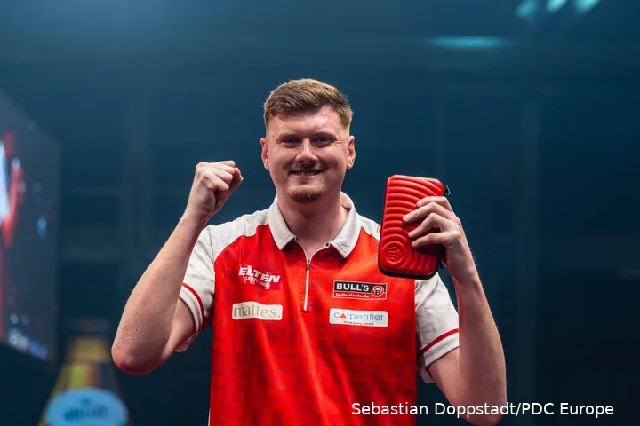 Niko Springer steekt zijn vuisten in de lucht