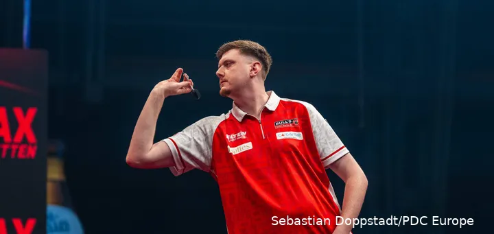 Niko Springer legt aan om zijn dartpijl te gooien