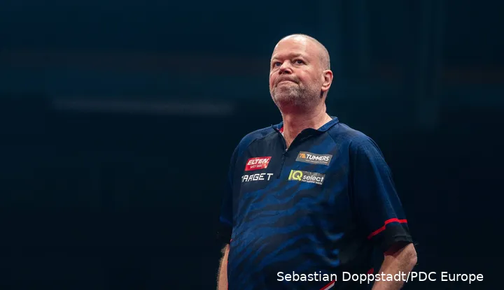 Raymond van Barneveld baalt op het podium