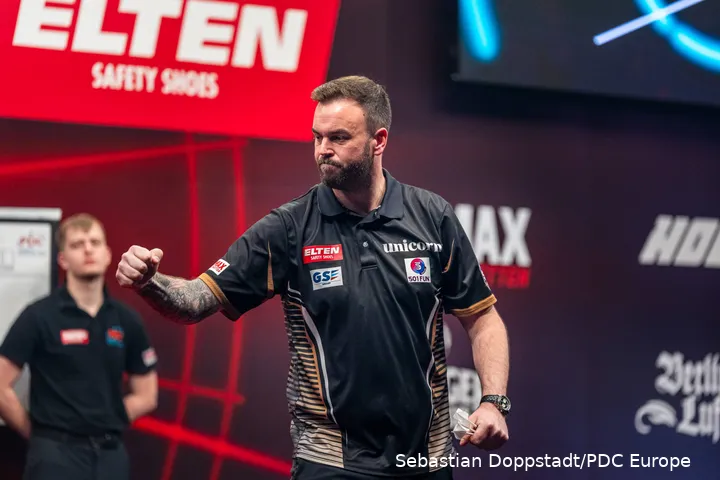 Ross Smith balt de vuist