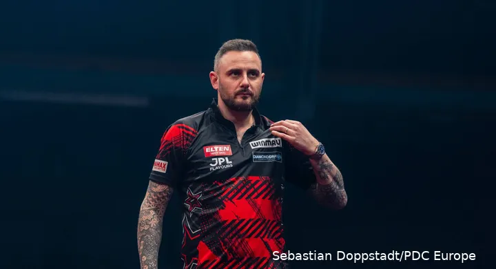 Joe Cullen pulkt aan zijn shirt.