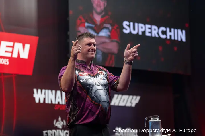 Daryl Gurney wijst naar het publiek tijdens Sweet Caroline.
