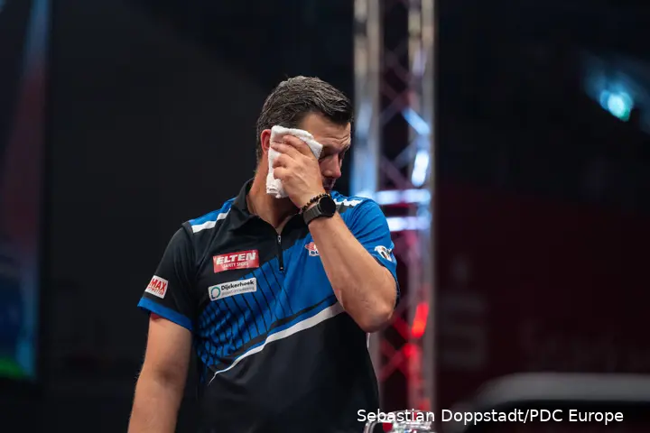Maik Kuivenhoven veegt zijn hoofd af met handdoek.