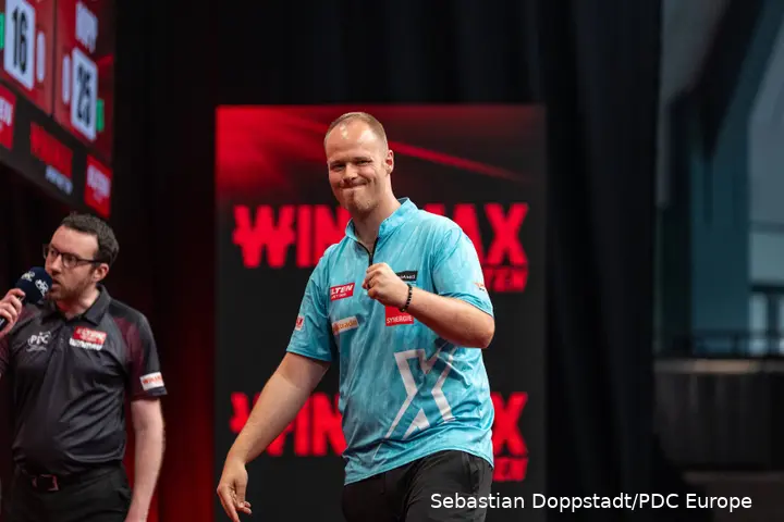 Max Hopp balt de vuist