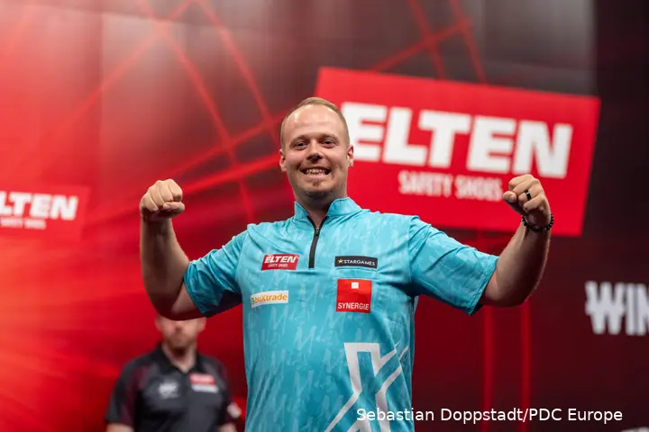Max Hopp balt zijn vuisten