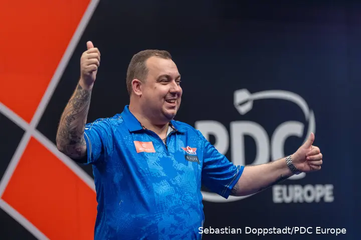 Kim Huybrechts steekt zijn duimen op.