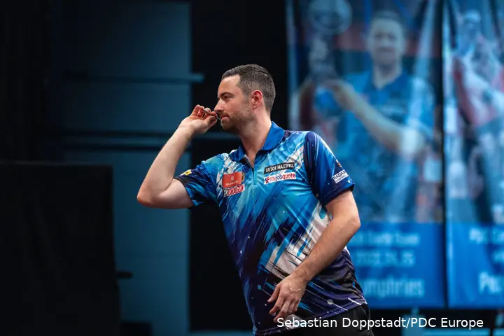 Luke Humphries in actie