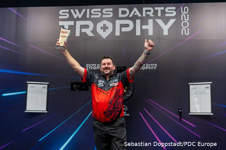 Jonny Clayton met de beker op de Swiss Darts Trophy