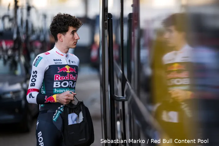 Tim Van Dijke tiene que superar una caída en la Vuelta a España