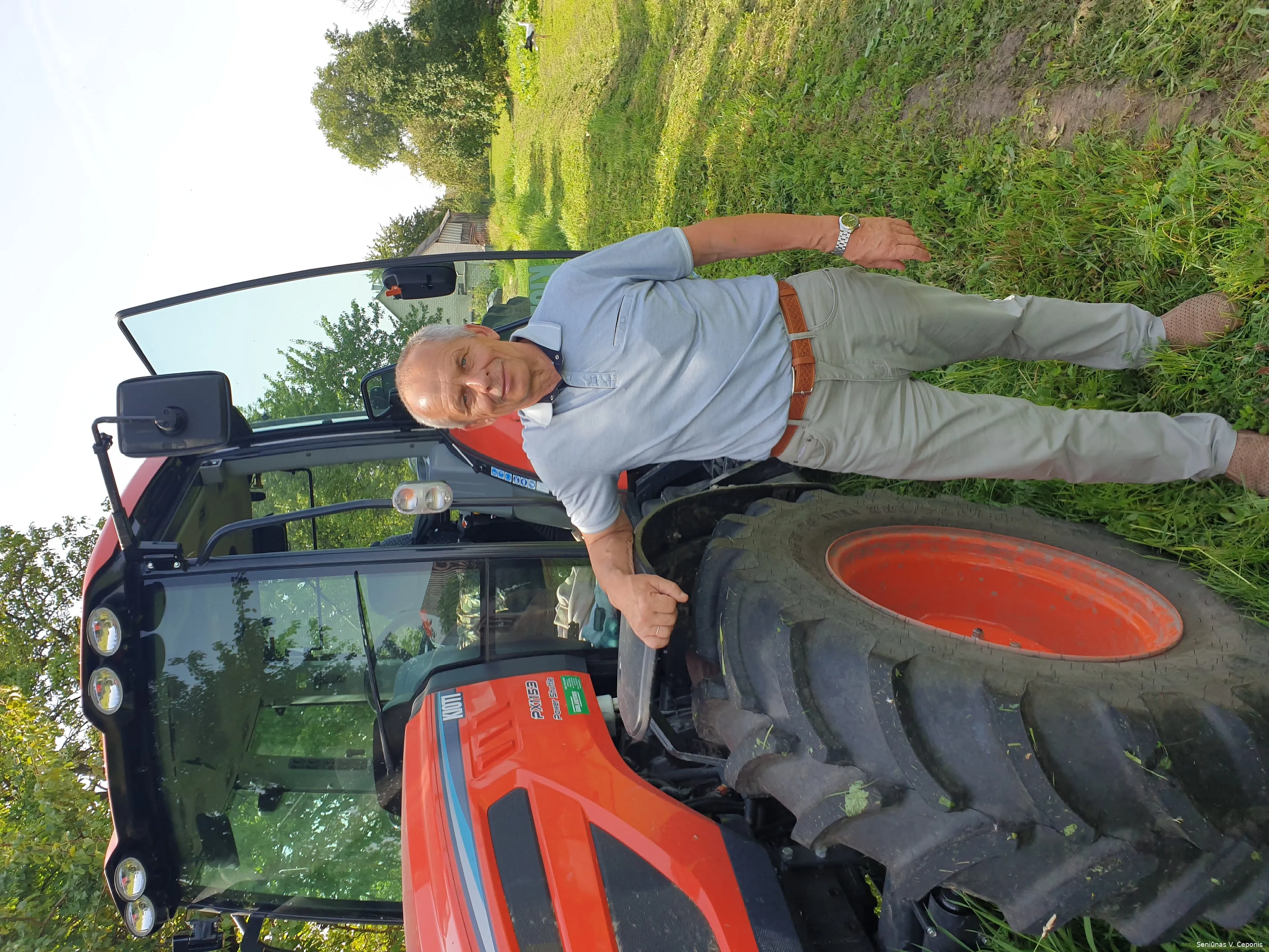 simno seniunija darbams gavo nauja traktoriu