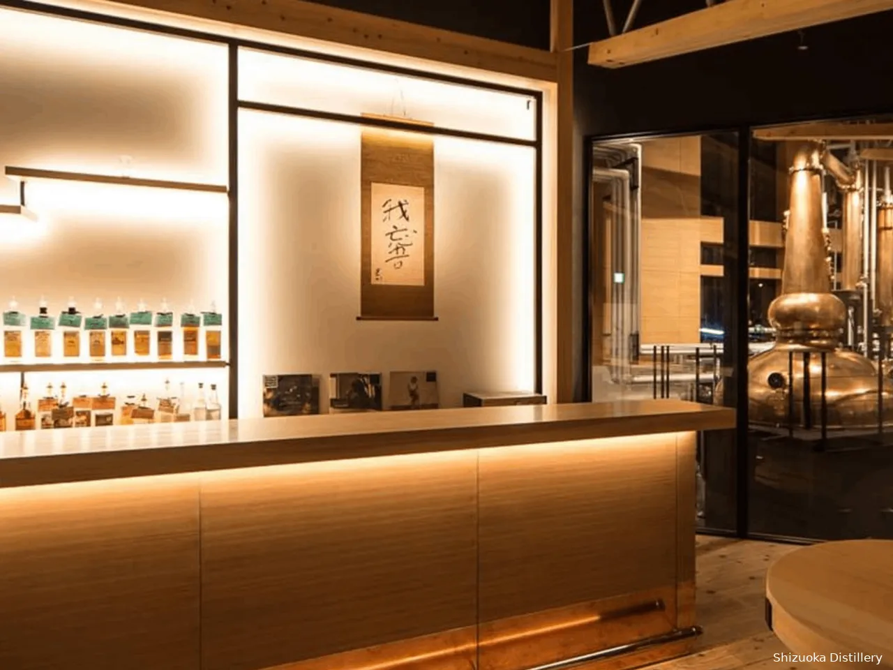 De Japanse Shizuoka whisky distilleerderij tasting room met stills op de achtergrond