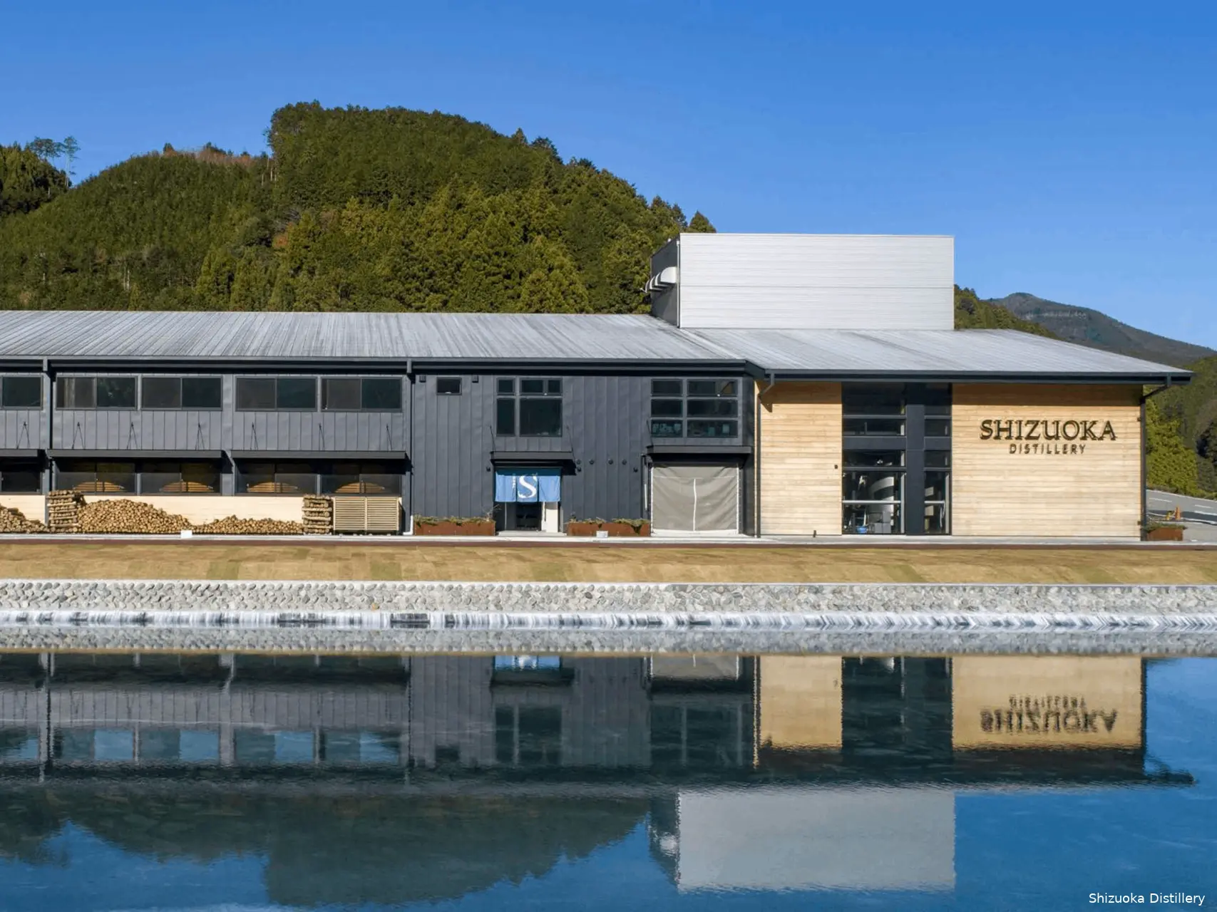 De Japanse Shizuoka whisky distilleerderij vanaf de voorkant