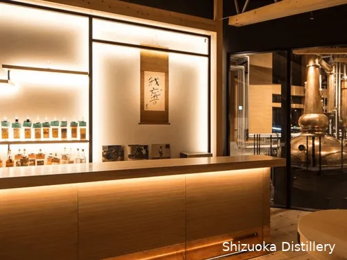 De Japanse Shizuoka whisky distilleerderij tasting room met stills op de achtergrond