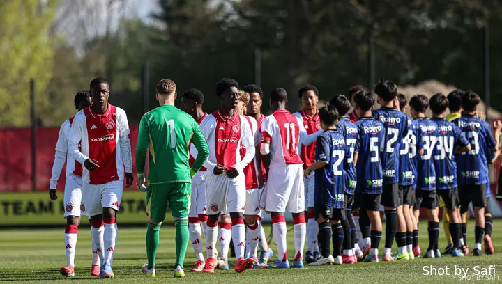 Ajax onder 17 won redelijk makkelijk van de leeftijdsgenoten van Gamba Osaka.