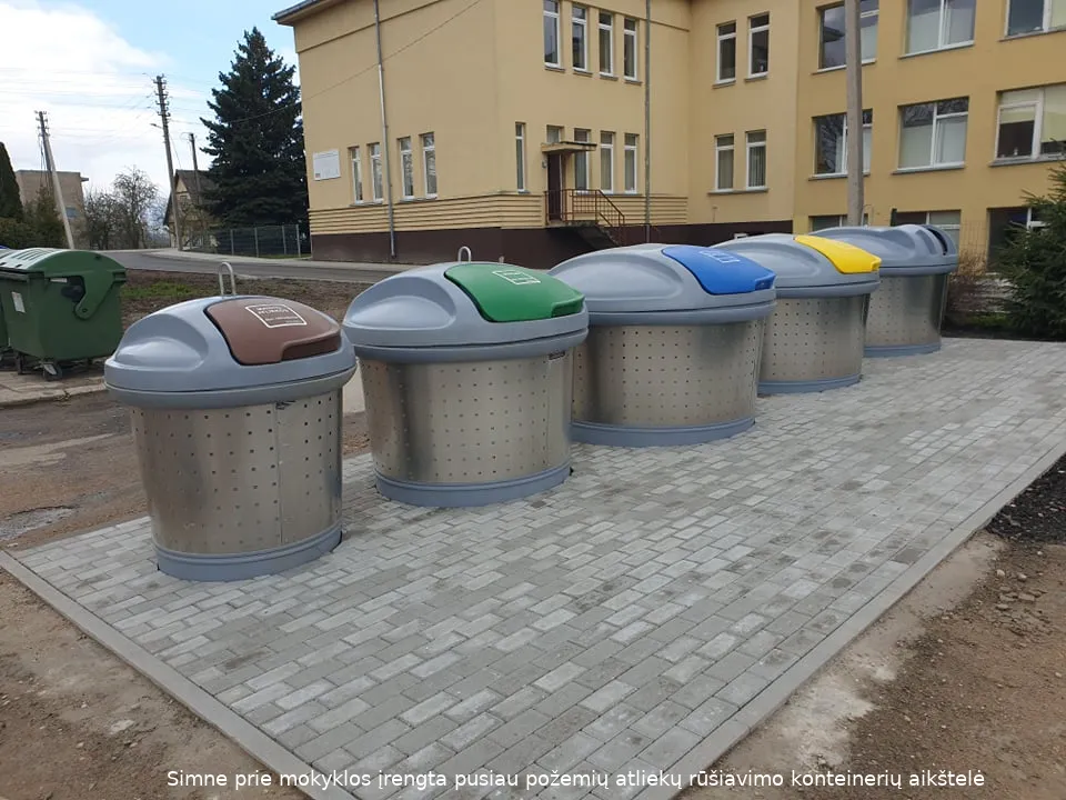 simne prie mokyklos irengta pusiaupozemiu atlieku rusiavimo konteineriu aikstele