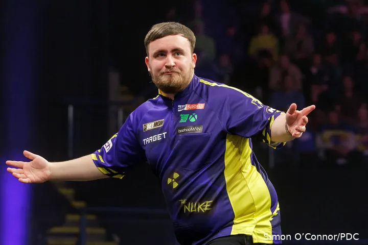 Luke Littler dominiert die PDC-Roadshow nach Belieben