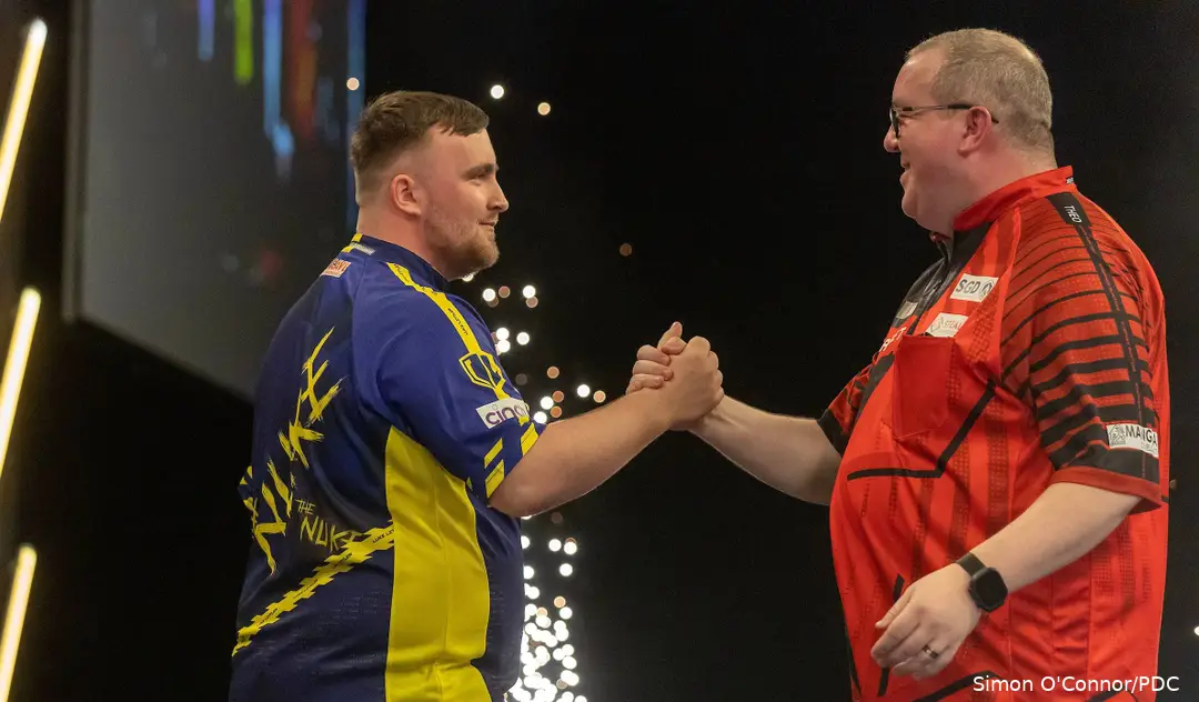 Luke Littler schüttelt Stephen Bunting die Hand