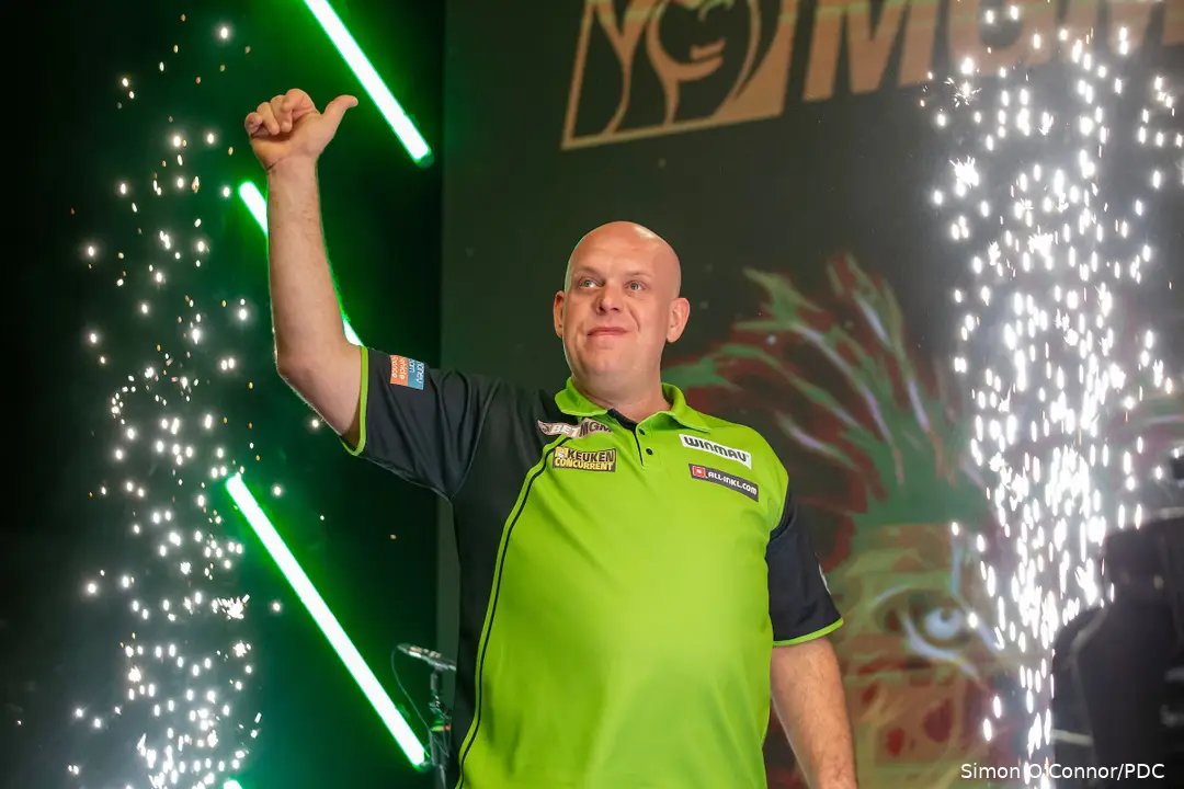 Michael van Gerwen won de Dubai Duty Free Darts Masters 2015 door in de finale Phil Taylor te verslaan