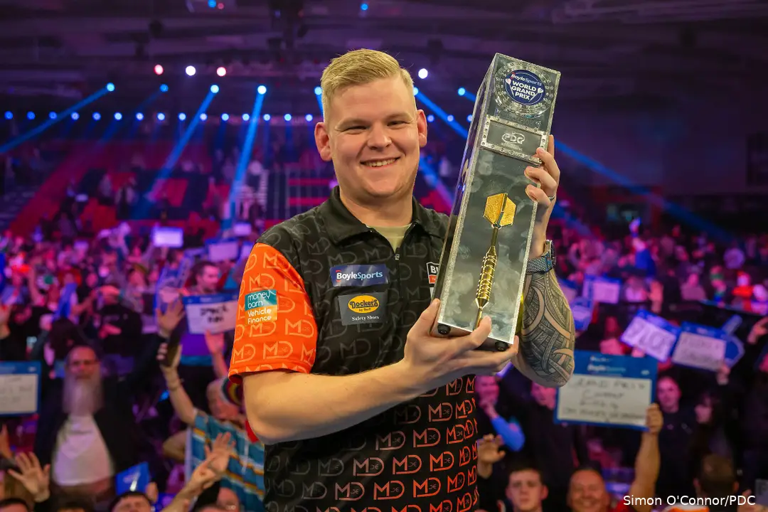 Mike De Decker poseert met de World Grand Prix-trofee.