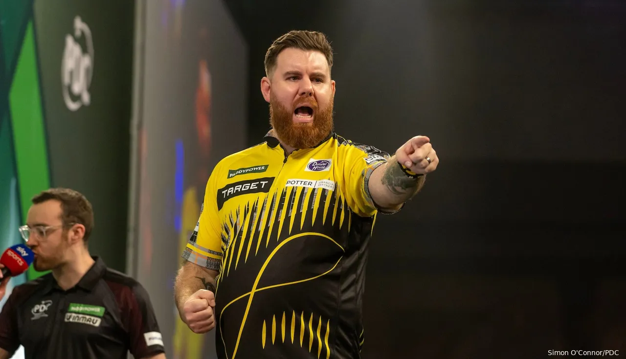 Ausgerechnet gegen Scott Williams: Der Engländer geriet vor wenigen Wochen beim German Darts Grand Prix ebenfalls mit einer Mittelfinger-Aktion in die Schlagzeilen
