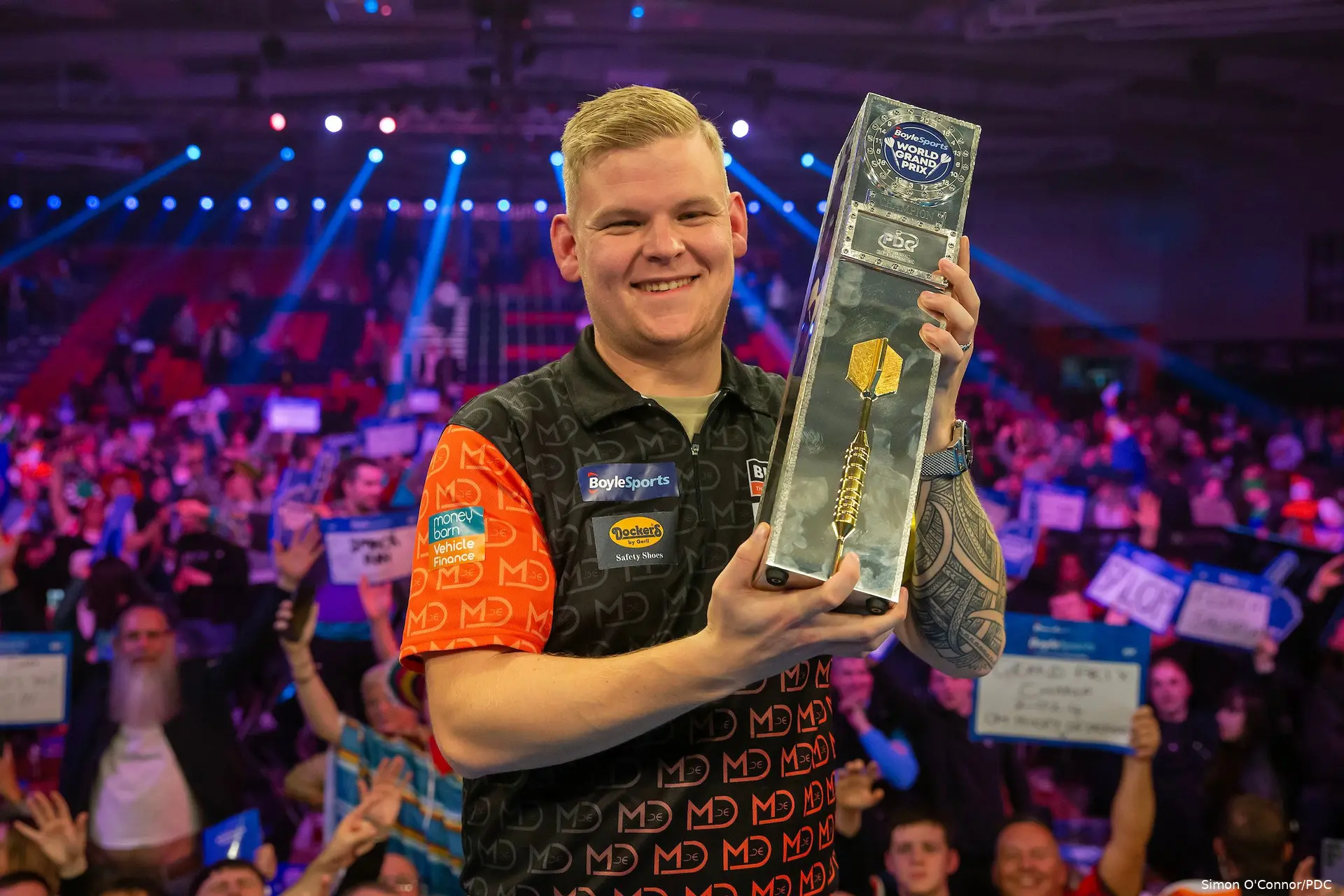 Mike De Decker posiert mit der World Grand Prix-Trophäe.